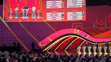 Entrenadores, jugadores, dirigentes, exfutbolistas y autoridades locales estuvieron en la ceremonia del sorteo del Mundial en Qatar. (AP Photo/Darko Bandic)
