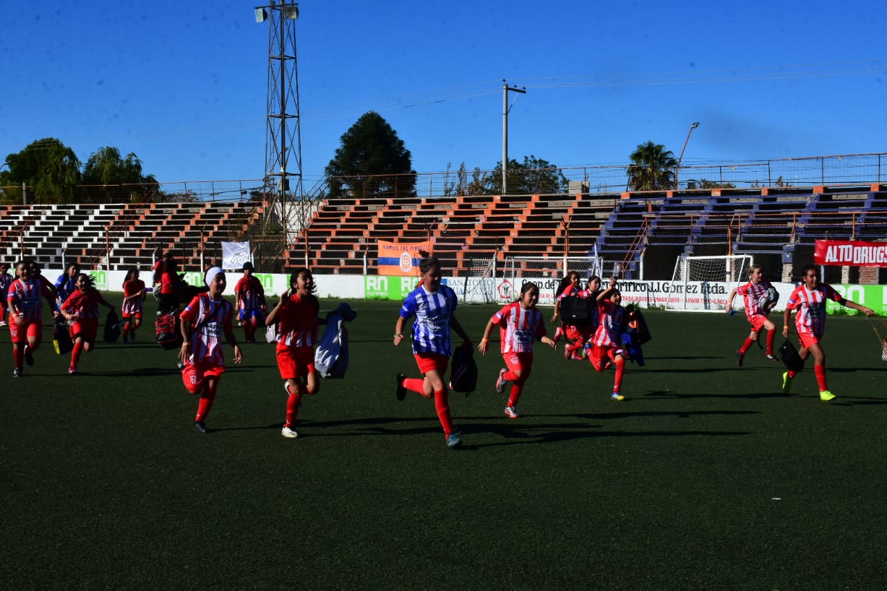 El primer Mundialito de fútbol femenino se pone en marcha en el Luis Maiolino.