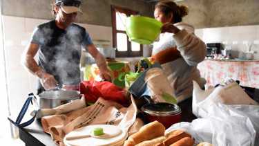 Voluntad y creatividad: los dos ingredientes que ponen las organizaciones para poder darle de comer a las familias vulnerables. (Foto Matías Subat).-