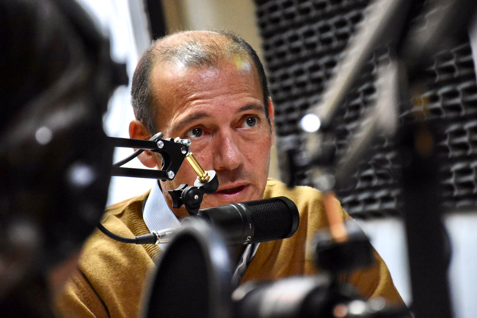 El gobernador de Neuquén brindó una entrevista a la radio de Río Negro. Foto: Matías Subat.