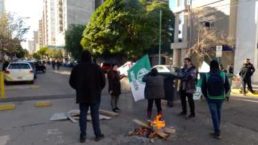 El gremio ATE bloquea el edificio de UPEFE. Si no los convocan a reunión, agudizaran la medida. Foto: Yamil Regules