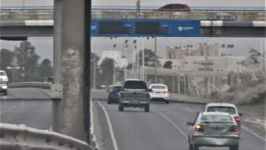 Pórtico descompuesto en el acceso norte de la ciudad de Neuquén (foto Yamil Regules)