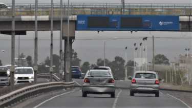 En el ingreso norte de Neuquén, el radar municipal se mojó por la lluvia y no funciona