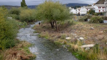 El río Ñireco atraviesa Bariloche y desemboca en el lago Nahuel Huapi en el este-centro de la ciudad. Ahora se recupera como paseo. Foto: Gentileza