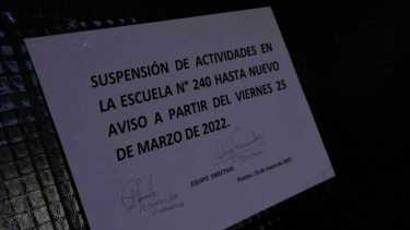 Los carteles con los que se encuentran los padres desprevenidos que llevan a sus hijos (Yamil Regules)