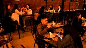 “Esta noche se sale”: cuánto gastan los jóvenes para divertirse en Neuquén
