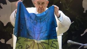 El papa Francisco desplegó una bandera de Ucrania y denunció las «atrocidades» en Bucha