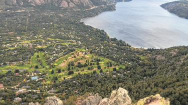 Semana Santa en Bariloche | La vista desde la Piedra de Habsburgo, imponente, con el lago Gutiérrez detrás. Foto: Alfredo Leiva. 