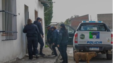 María Antual accedió a trasladarse a la Comisaría de Jacobacci pero no puede regresar al predio. Foto: gentileza