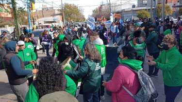 Unter, Asspur  y ATE confluyeron en una movilización frente a la Coordinación de Educación, en calle Tucumán y Neuquén. (foto: César Izza)
