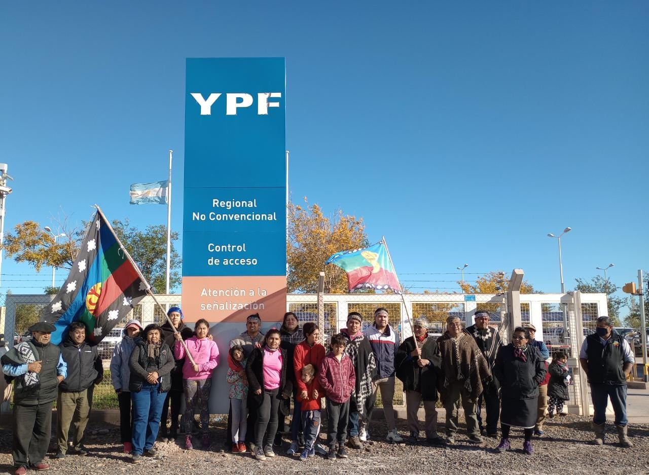 La Confederación Mapuche de Neuquén organizó una protesta en la puerta de las oficinas de YPF (Confederación Mapuche de Neuquén)