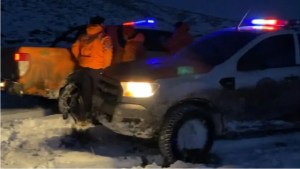 Complicado operativo para rescatar a puesteros aislados por la nieve cerca de Ñorquinco