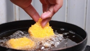 Alarmante: más de la mitad de los que consumen frituras no separan los residuos de aceite