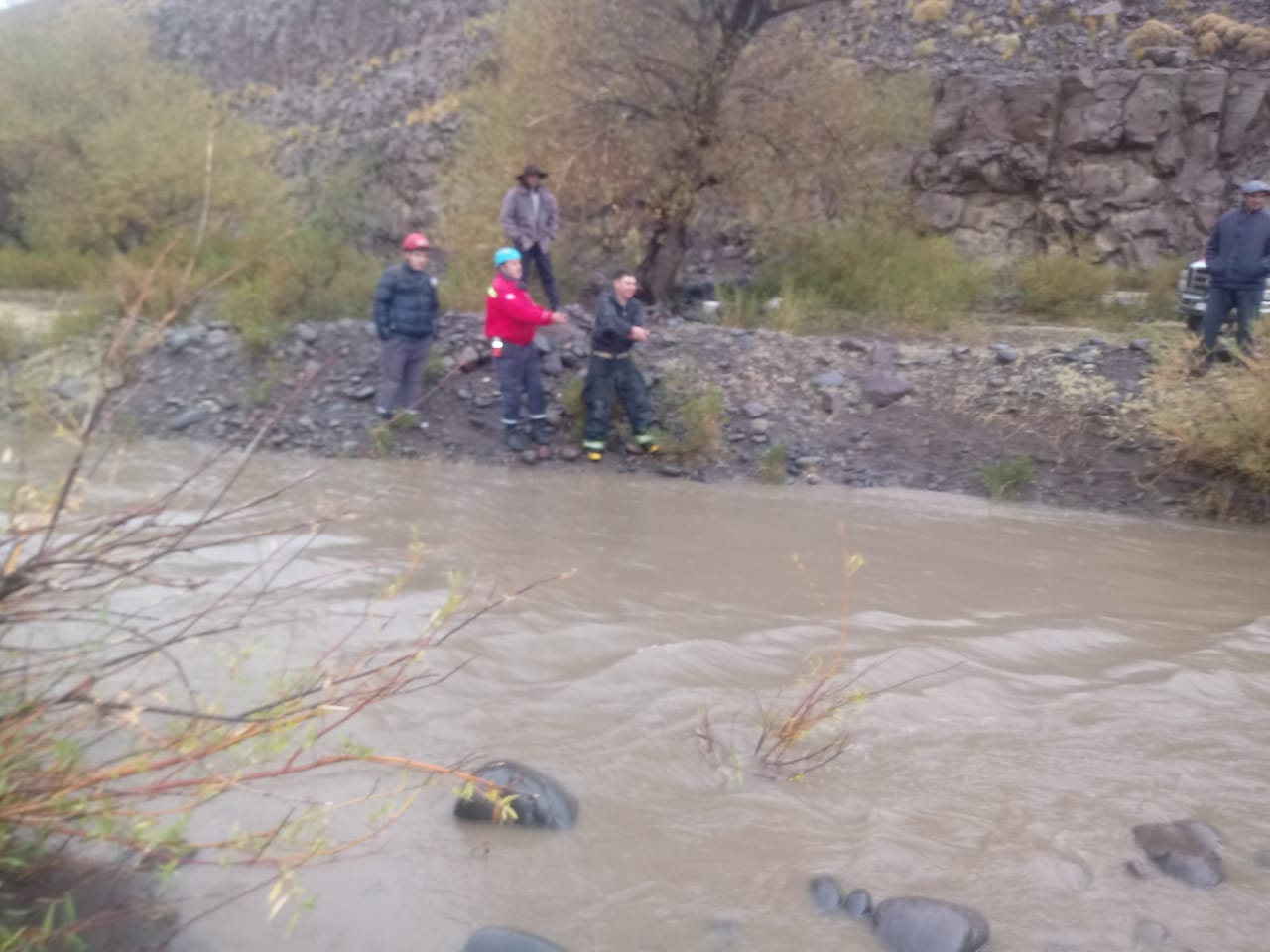 La búsqueda del hombre en el río Agrio se extiende desde Loncopué hasta el paraje Huarenchenque. foto Gentileza Defensa civil Loncopué