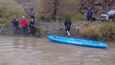 En el lugar trabajaban personal de Defensa Civil, bomberos, y buzos de la policía de Neuquén. Foto gentileza.
