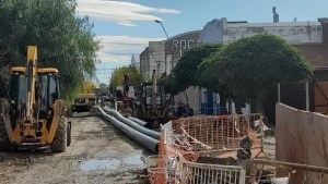 El recambio de cañerías cloacales avanza a buen ritmo en pleno centro de Roca