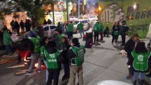 Manifestantes de ATE piden adelantamiento de paritarias frente al Consejo Escolar en Roca
