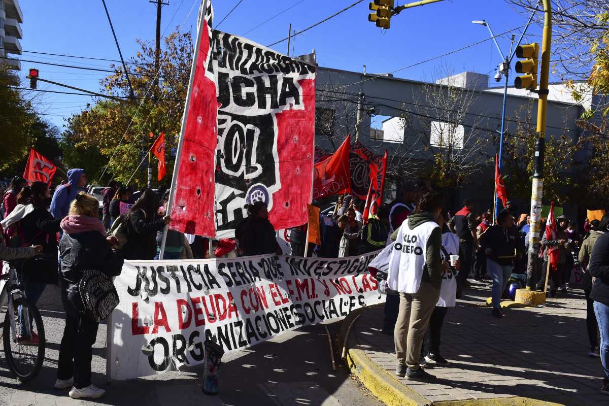 Integrantes del Fol y otras organizaciones marchan en Roca. Foto archivo