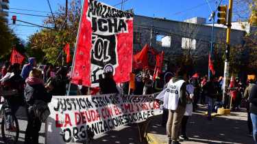 Integrantes del Fol y otras organizaciones marchan en Roca. Foto archivo