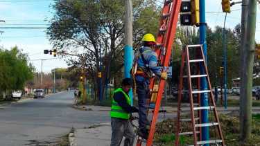 Este nuevo semáforo contará con tecnología sonora y accesible para los vecinos no videntes. Gentileza Prensa del Municipio de Roca.
