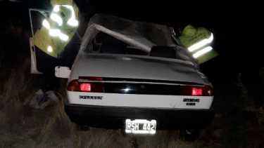 Así quedó el automóvil en el que se trasladaba la pareja que volcó esta madrugada, sobre Ruta Provincial 6, a la altura del kilómetro 41, al norte de Roca. Foto Gentileza.