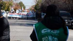 En medio de las ráfagas de viento, los gremios estatales llevaron sus reclamos a las calles de Roca