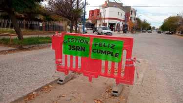 Las expresiones de burla no tardaron en llegar, producto de unos irónicos carteles sobre una valla de seguridad vial en calle La Plata al 500. Foto Rodrigo Sandoval.