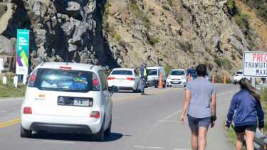 El tránsito en San Martín de los Andes se incrementó por el finde largo de Semana Santa. Foto Patricio Rodríguez. 
