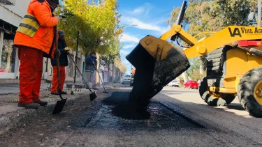 Realizan tareas de pavimentación y bacheo en calles de Huergo