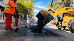 Realizan tareas de pavimentación y bacheo en calles de Huergo