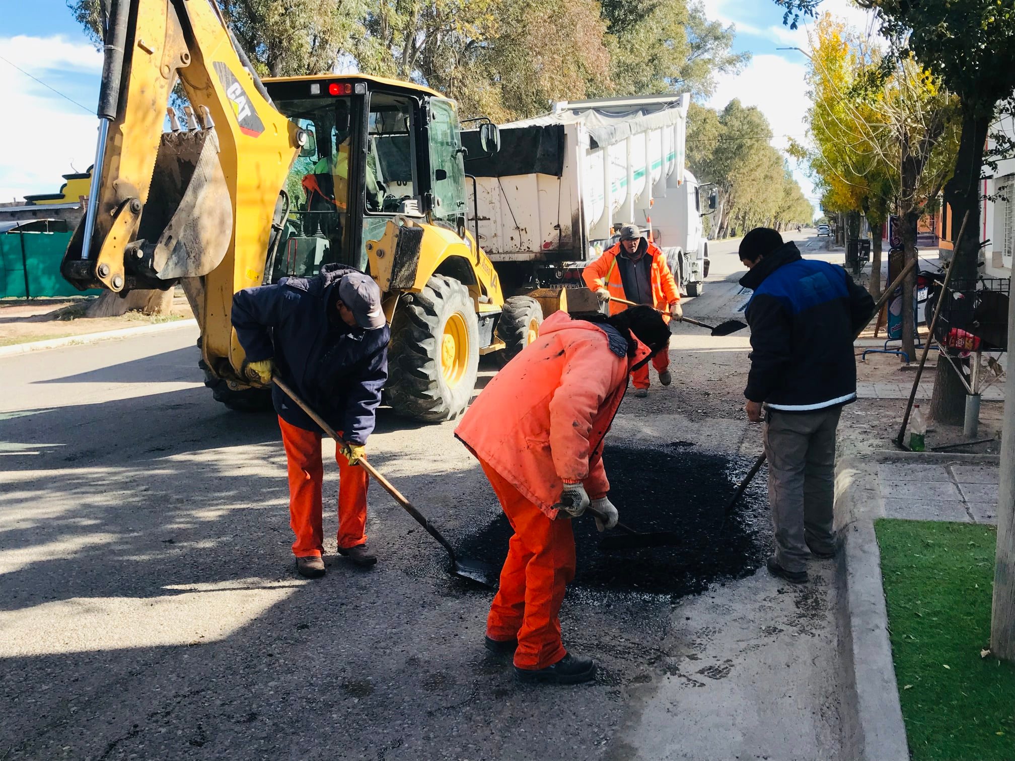 Realizan tareas de pavimentación y bacheo en calles de Huergo - Diario ...