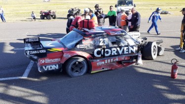 Así quedó el auto de Manu Urcera tras el accidente que sufrió en Toay. 