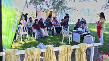 En Valcheta se dictó la primera capacitación a cargo de la maestra tintorera Mariana Marín. Foto: Gentileza Walter Castro Veliz. @wcastroveliz