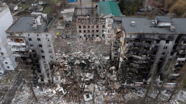 Un edificio de apartamentos gravemente dañado tras un ataque ruso en el centro de Borodyanka, Ucrania, este miércoles. Foto AP. 
