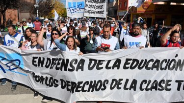 Unas 3.000 personas participaron en la marcha de Unter en Viedma. Fotos: Marcelo Ochoa.