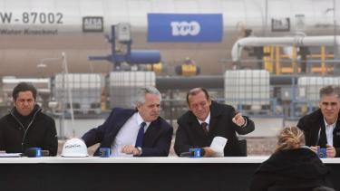 El presidente Alberto Fernández y el ministro de Economía, Martín Guzmán, buscan apuntalar la producción de vaca Muerta y el gobernador de Neuquén, Omar Gutiérrez, será parte del anuncio. Foto archivo: Matías Subat.