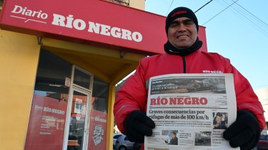 ¡Diario, diario! Orlando Quintero, bien abrigado en las calles de Viedma. Foto: Marcelo Ochoa. 
