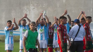 El equipo saluda a los 3.000 hinchas, luego de lograr su primera victoria en casa. Foto: Pablo Leguizamon