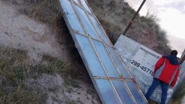 República de Italia 1050 de Neuquén capital, una placa de cerramiento fue desprendida por el viento. (FOTO:Gentileza)