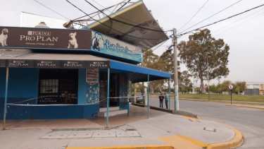 El viento ocasionó la caída de muchos carteles comerciantes en Neuquén capital. (Foto: Oscar Livera)  