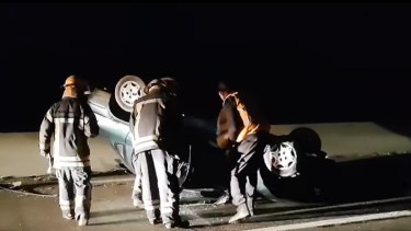 El vehículo terminó volcado sobre la Ruta 22 en cercanías de Mainqué. (Foto gentileza)