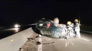 Un conductor lesionado al volcar sobre la Ruta 22 en Mainqué