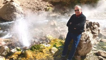 El clásico de viajes, historias y leyendas de la televisión argentina conducido por Mario Markic en "los curiosos géiseres de la Argentina". Foto: Neuquén Tur.