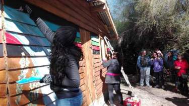 La comunidad consiguió que el machi Cristóbal Tremigual pudiera ingresar desde Chile, pero para atender debía crearse un espacio acorde con la práctica. Foto: gentileza