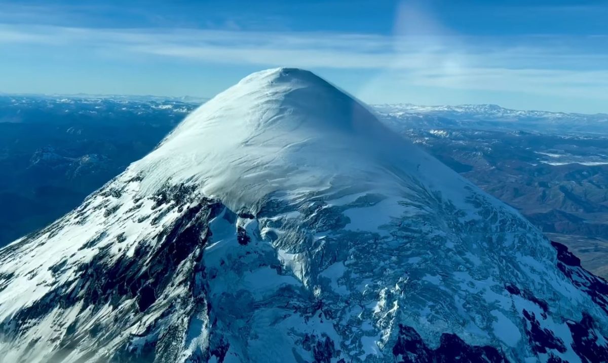 El volcán Lanín tiene 3.776 metros de altura, y hacer cumbre es una experiencia que no se olvida. Fotos y videos: John Bell Thompson.