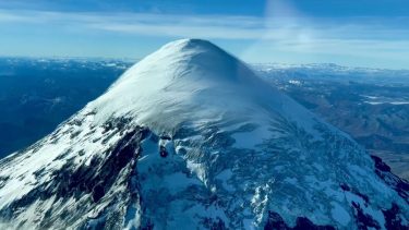 El volcán Lanín tiene 3.776 metros de altura, y hacer cumbre es una experiencia que no se olvida. Fotos y videos: John Bell Thompson.
