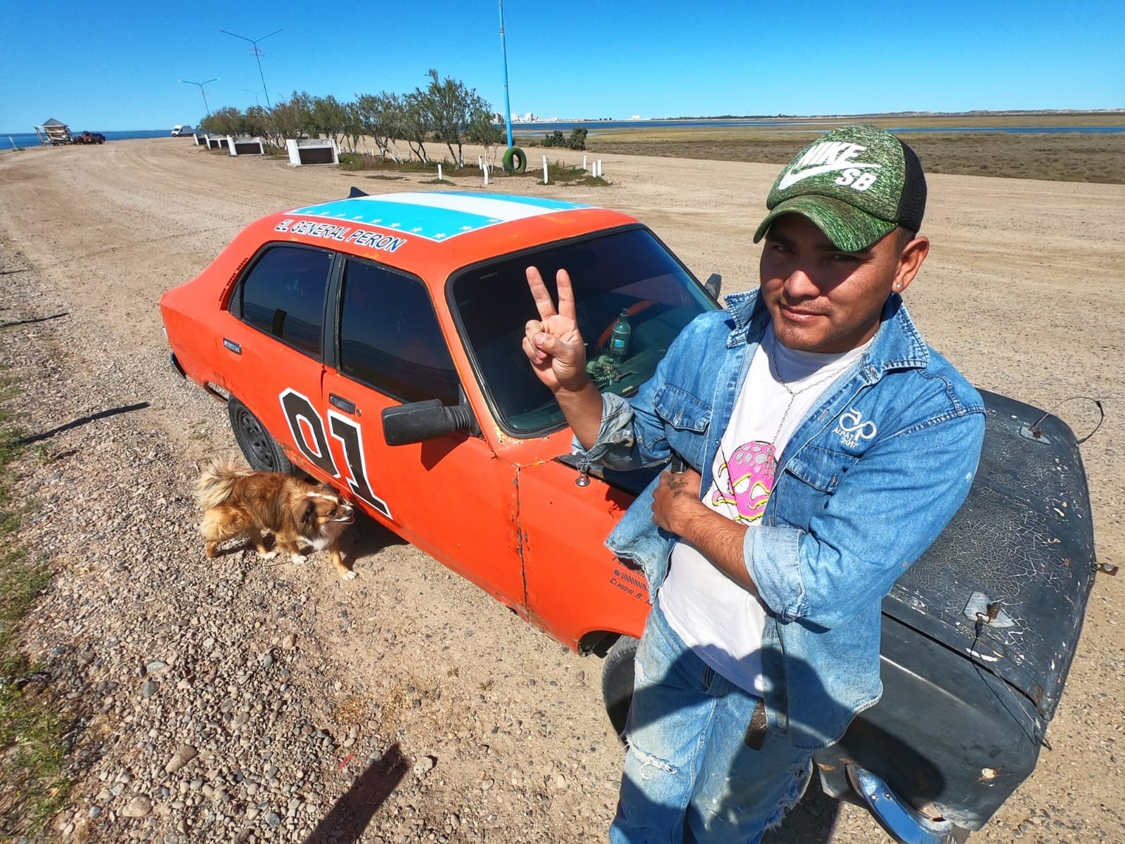 Claudio Mariano en San Antonio con el "General Perón": los mismos colores que el famoso modelo Charger de la serie, pero con la bandera argentina en el techo de su Dodge 1500. Foto: Martín Brunella.   