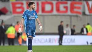 Centurión cuida el buzo de Armani en el arco de River