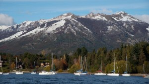 Bariloche: la experiencia de navegar a vela el Nahuel Huapi con la fuerza del viento