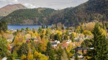 Imagen de San Martín de los Andes y el Lago Lacar se unen, pintados de otoño